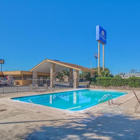 Americas Best Value Inn Uvalde Exterior photo