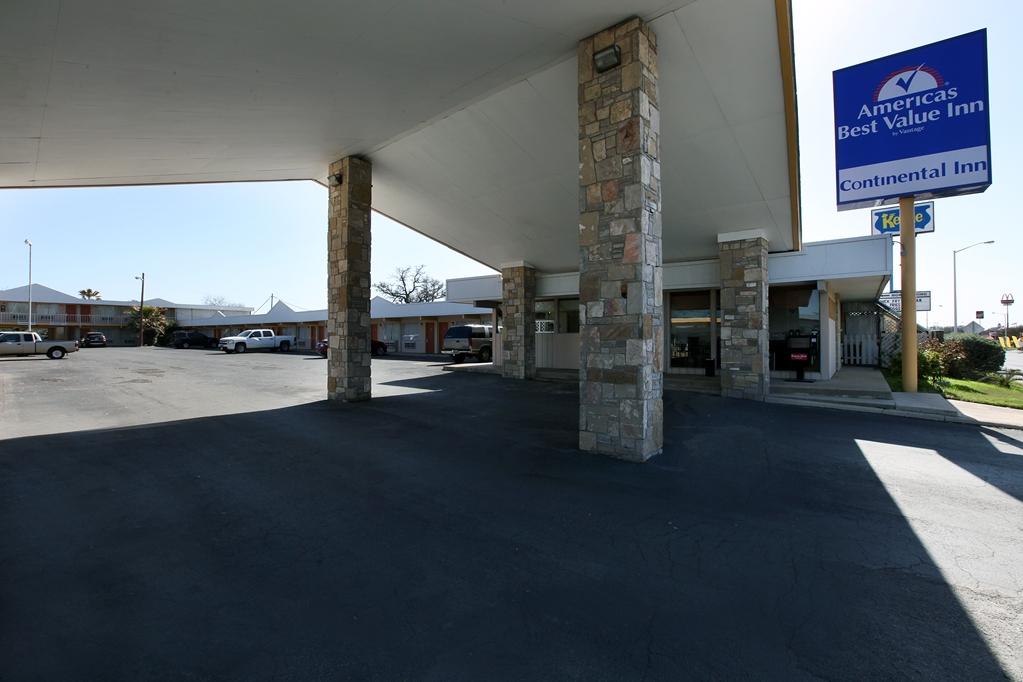 Americas Best Value Inn Uvalde Exterior photo