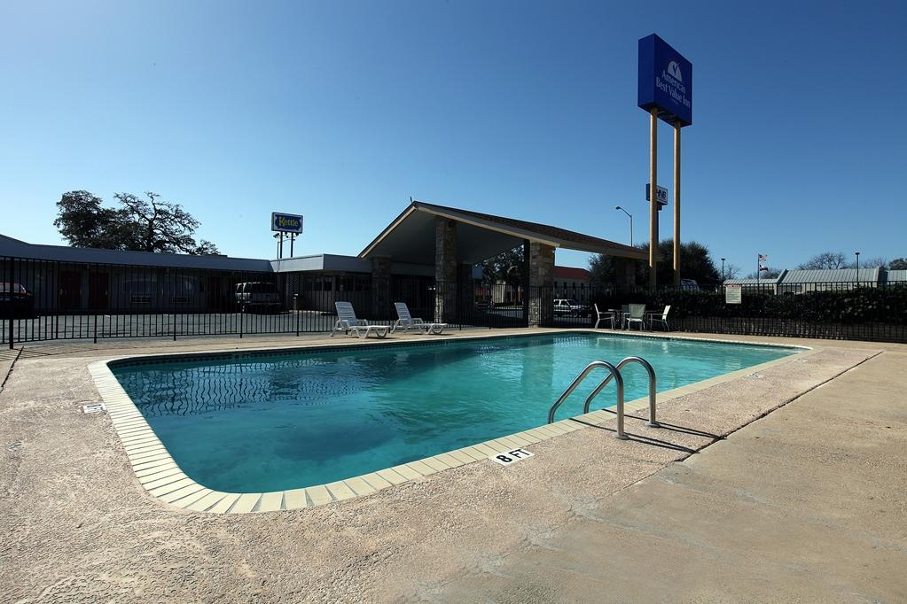 Americas Best Value Inn Uvalde Exterior photo