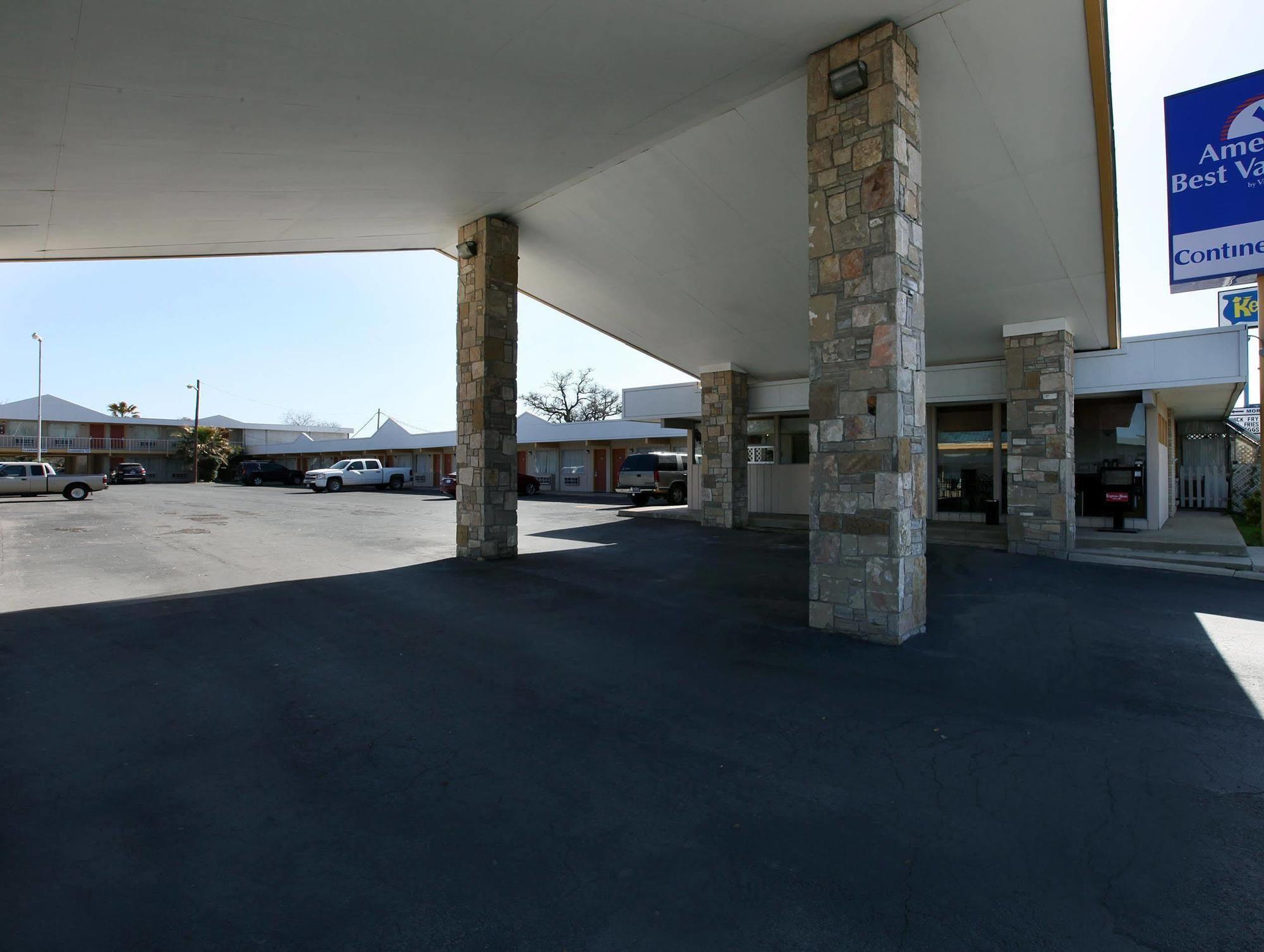 Americas Best Value Inn Uvalde Exterior photo