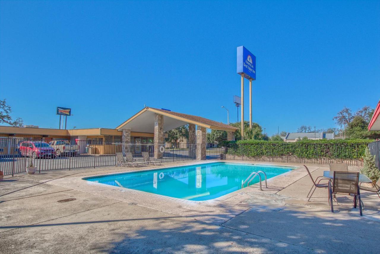 Americas Best Value Inn Uvalde Exterior photo