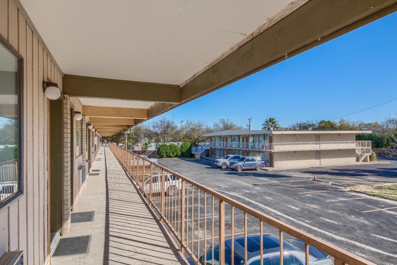 Americas Best Value Inn Uvalde Exterior photo