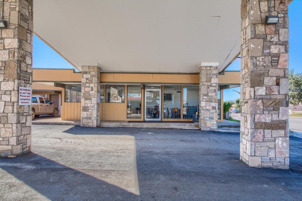 Americas Best Value Inn Uvalde Exterior photo