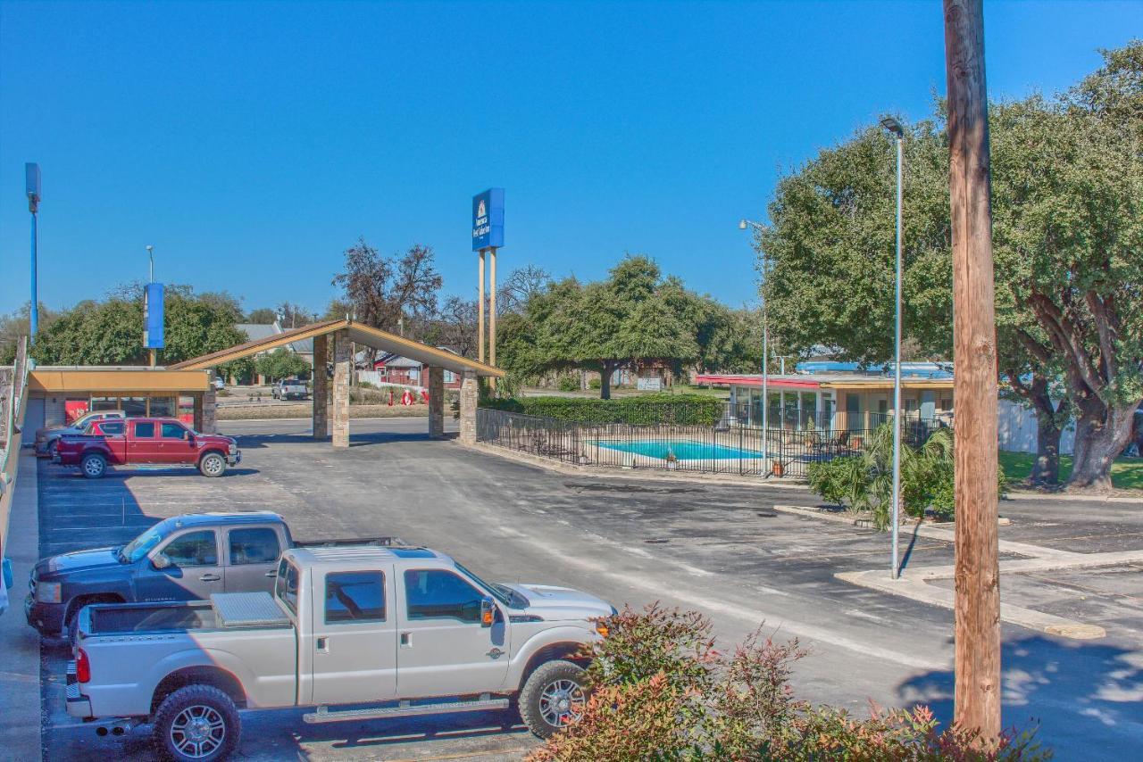 Americas Best Value Inn Uvalde Exterior photo